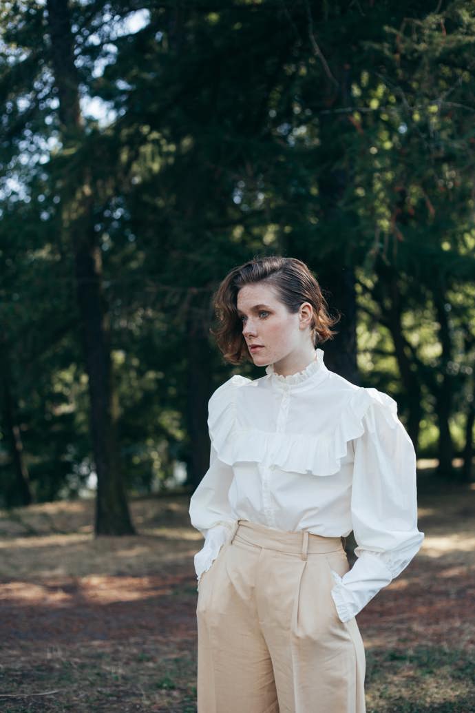 Bílé košile už dostaly i volánky, výšivky a výrazné límce. Takové vykouzlí romantický nádech vašeho outfitu. Pro milovnice minimalismu jsou tu košile inspirované pánskou módou, které jsou bez límečku. Kombinovat se opět dají jak s džíny, tak i výraznými šperky.
Bílé košile už dostaly i volánky, výšivky a výrazné límce. Takové vykouzlí romantický nádech vašeho outfitu. Pro milovnice minimalismu jsou tu košile inspirované pánskou módou, které jsou bez límečku. Kombinovat se opět dají jak s džíny, tak i výraznými šperky.