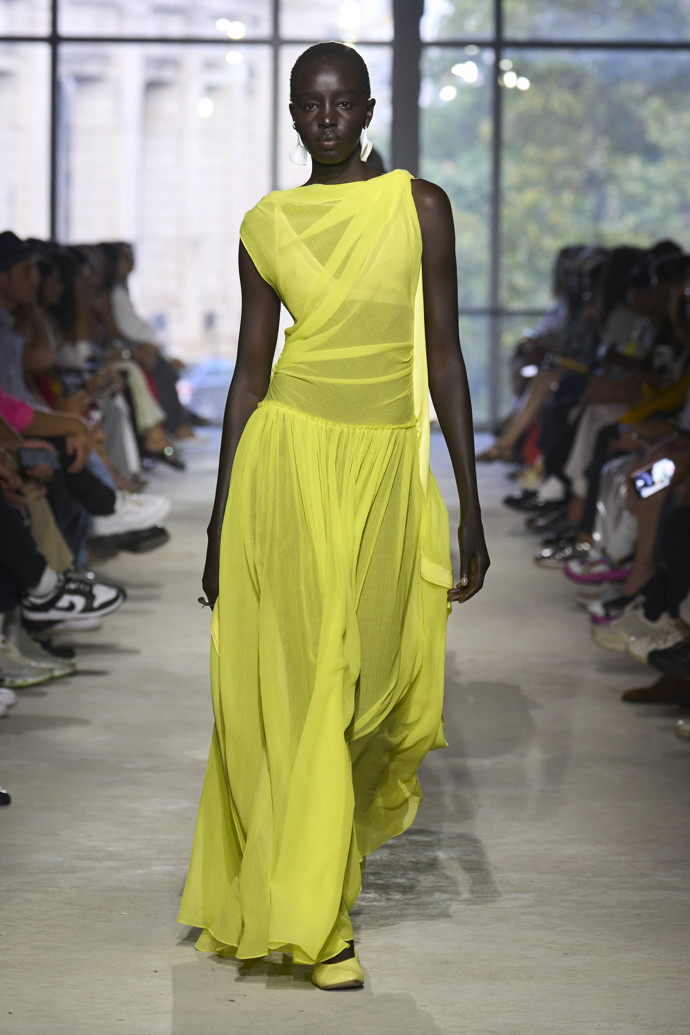 Snížený pas u šatů zařadila do kolekce i značka 3.1 Phillip Lim.
