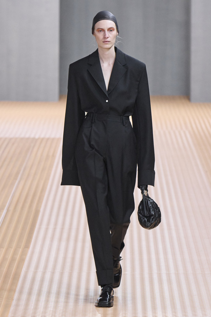 Celočerný outfit v podání značky Prada.
