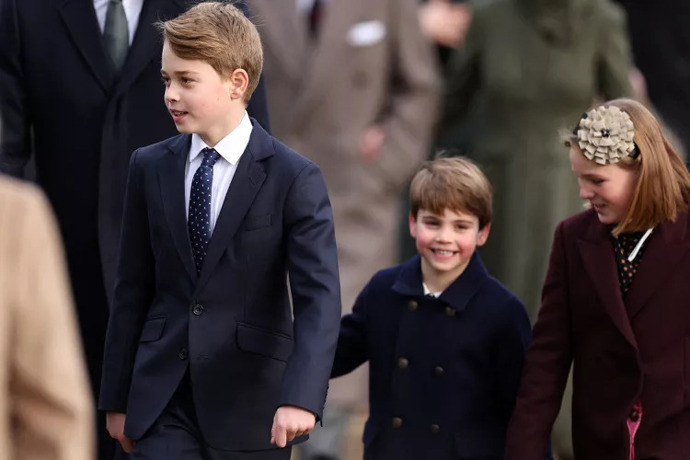Mia na vánoční bohoslužbě v prosinci 2023 držela za ruku malého prince Louise
