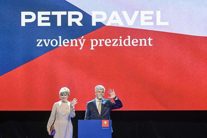 Na vyhlášení prezidentských voleb si Eva Pavlová oblékla světle růžové šaty s broží, které jí moc slušely.
Na vyhlášení prezidentských voleb si Eva Pavlová oblékla světle růžové šaty s broží, které jí moc slušely.