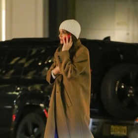 Katie je stylová, i když jde jen na nákup. K širokým kalhotám si vezme bez problémů i dlouhý oversize kabát a výsledkem je ležérní super outfit. 
