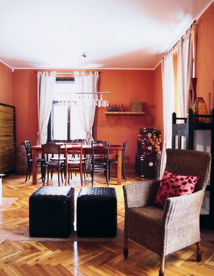 Navštívili jsme Izabellu. Dynamickou ženu, která bere život se vším dobrým i zlým. Před lety si nechala Ve spolupráci s našimi designéry proměnit dům a my byli zvědaví, jak její domov vypadá dnes.
