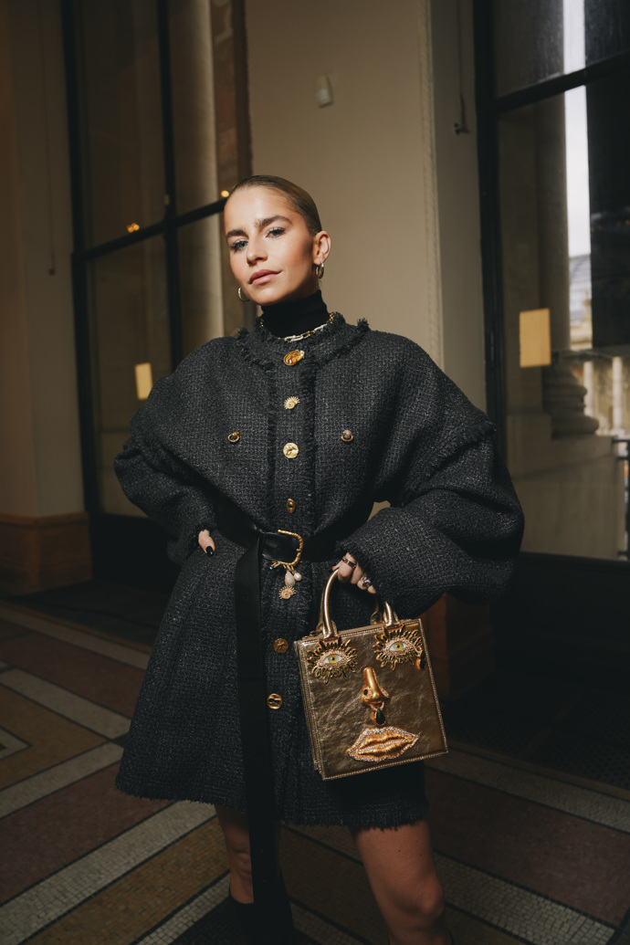 Caro Daur na přehlídce Schiaparelli haute couture jaro/léto 2024
