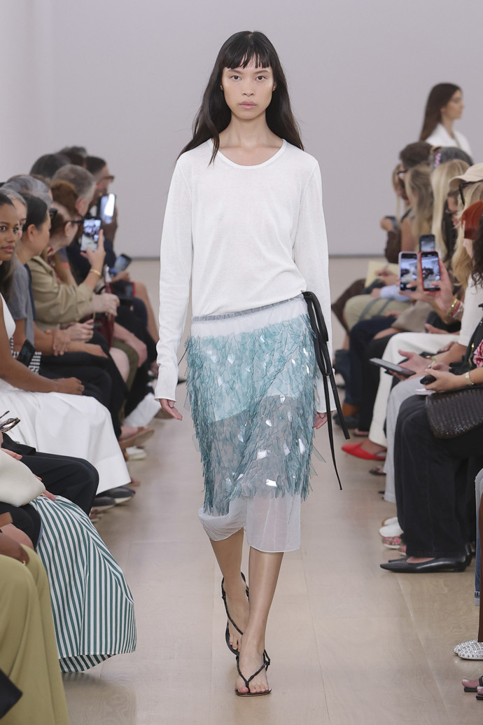 Značka Proenza Schouler do své kolekce zařadila i modely se sníženým pasem.
