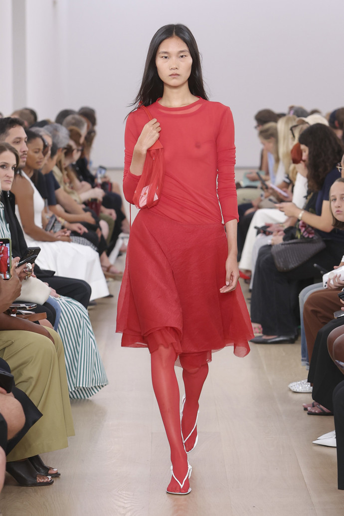 Proenza Schouler kombinuje červený outfit s bílými doplňky.
