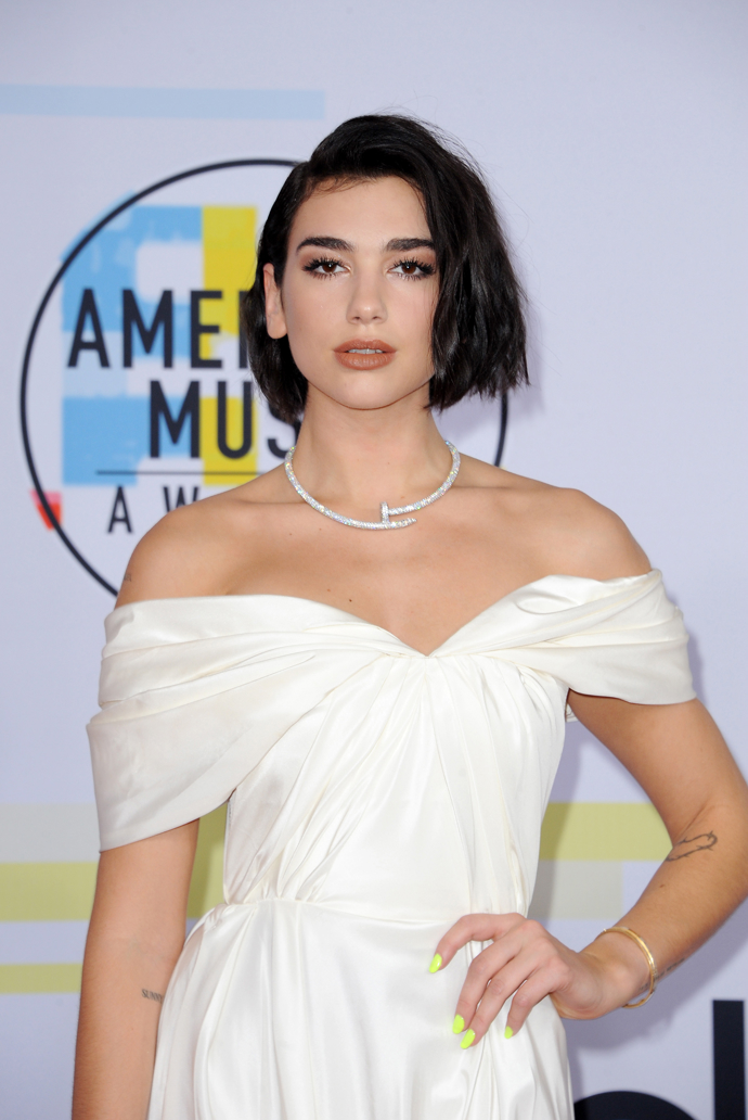 Mikádo můžete pohodlně nosit i v kratší variantě a stále bude vypadat skvěle. Důkazem je třeba zpěvačka Dua Lipa.
