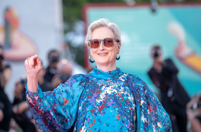 Šediny začnou v určitém věku trápit téměř každou ženu. Není ale potřeba se za ně stydět a schovávat je. Například herečka Meryl Streep je nosí s naprostou grácií.
