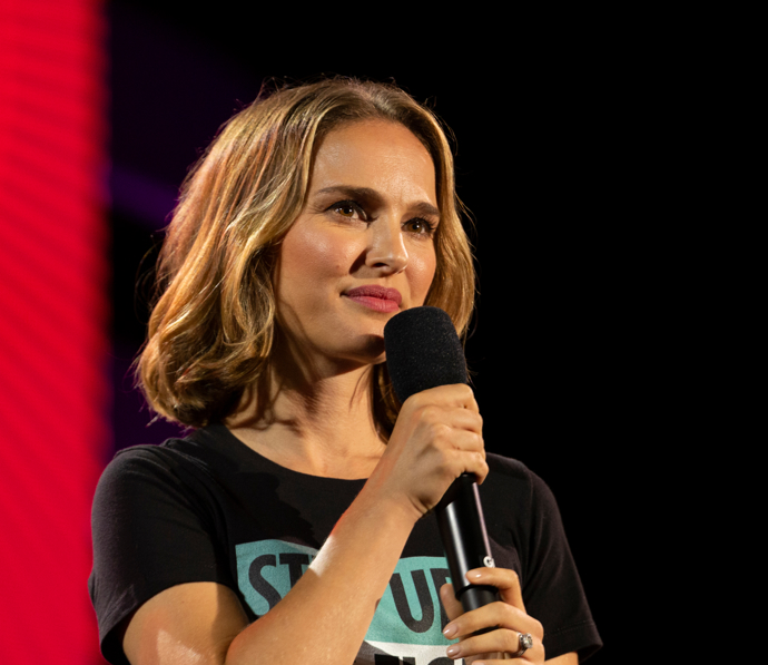 Herečka Natalie Portman účes jménem bob miluje. Vypadá jednoduše, ale zároveň je velmi stylový a šik.
Herečka Natalie Portman účes jménem bob miluje. Vypadá jednoduše, ale zároveň je velmi stylový a šik.
