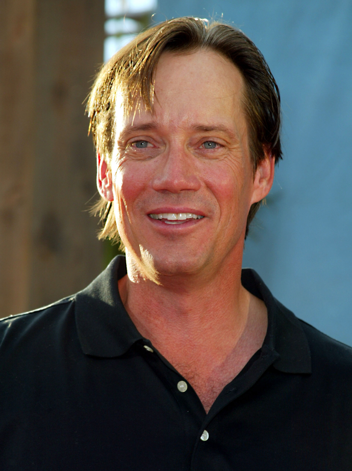 Kevin Sorbo experimentoval s různými délkami vlasů, vždy si ale raději nechával vlasy spíše delší.
Kevin Sorbo experimentoval s různými délkami vlasů, vždy si ale raději nechával vlasy spíše delší.