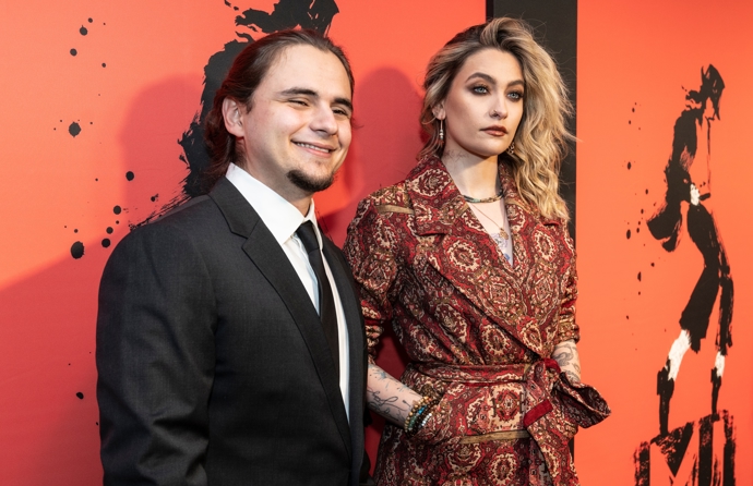 Děti Michaela Jacksona - Prince a Paris, které mu odnosila a porodila náhradní matka, zdravotní sestra Debbie Roweová, kterou si vzal za ženu. Manželství ale bylo pouze formální, na sex nikdy nedošlo. Děti byly počaty ve zkumavce a jejich biologický otec je neznámý.
Děti Michaela Jacksona - Prince a Paris, které mu odnosila a porodila náhradní matka, zdravotní sestra Debbie Roweová, kterou si vzal za ženu. Manželství ale bylo pouze formální, na sex nikdy nedošlo. Děti byly počaty ve zkumavce a jejich biologický otec je neznámý.