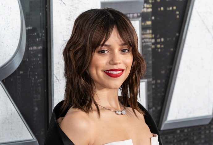 Záclonkovou ofinu si zamilovala i herečka Jenna Ortega. Je to jistě lepší volba než baby ofina.
Záclonkovou ofinu si zamilovala i herečka Jenna Ortega. Je to jistě lepší volba než baby ofina.