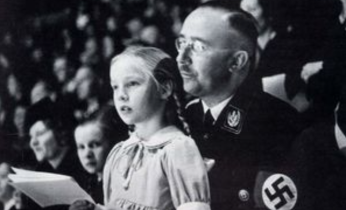 Heinrich Himmler s árijskou dívkou