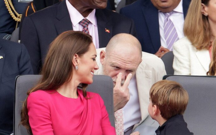 A zde je s princem Louisem v roce 2022
