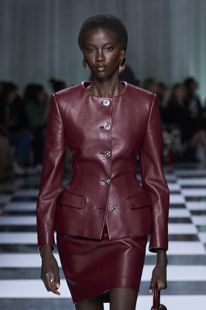 Odstíny červené barvy se objevily i v kolekci módního domu Versace.

