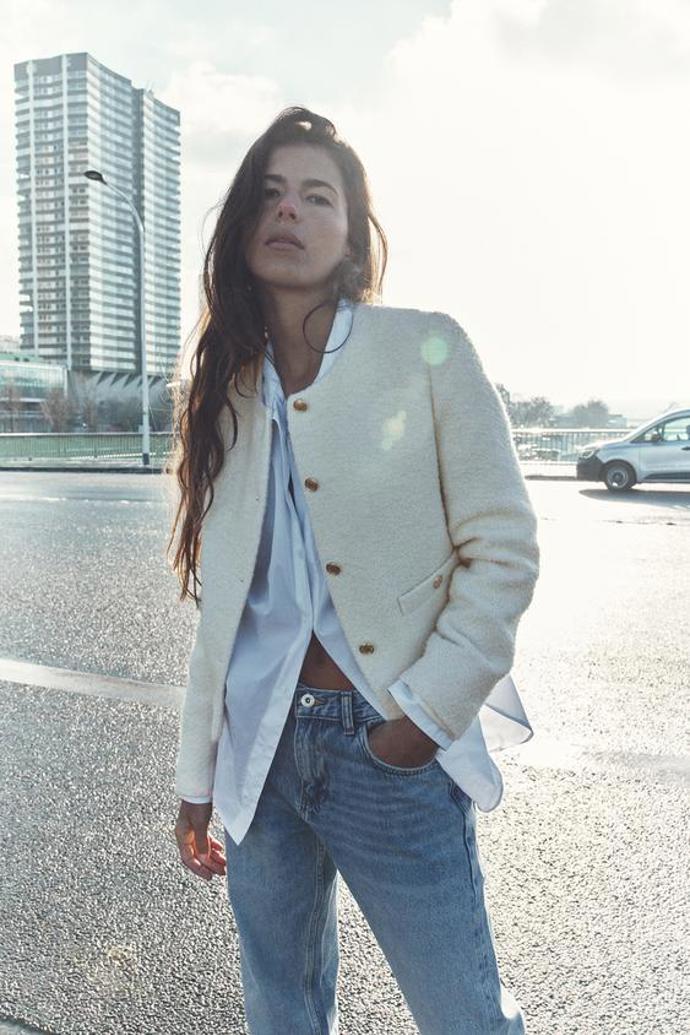 Bílé sako à la Chanel, Zara, 1 399 Kč
Bílé sako à la Chanel, Zara, 1 399 Kč