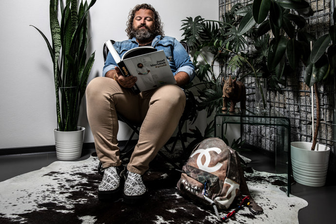 Znát ho můžete jako porotce cukrářské show Peče celé Česko nebo jako autora špičkových cukrářských kuchařek. V krásných jižních Čechách, malé obci Dubném, žije se svým partnerem v rodinném domku s velkou zahradou a se spoustou čtyřnohých i beznohých přátel. 
