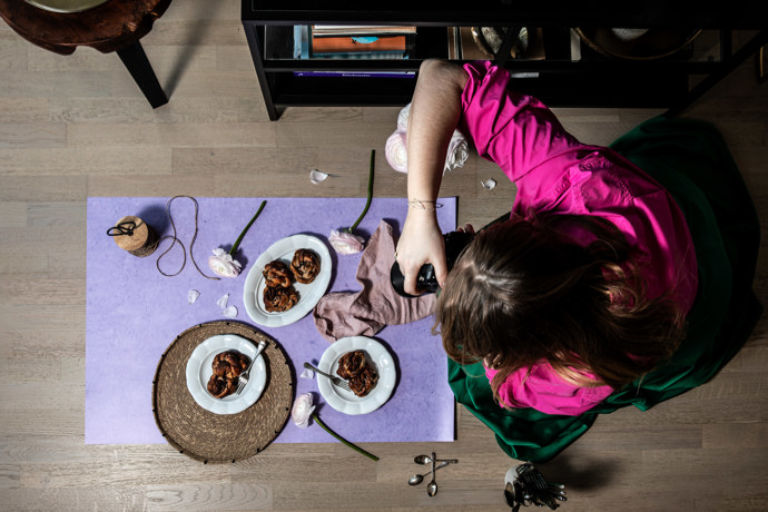 „Ve foodstylingu se stále vzdělávám. Ráda jezdím na mezinárodní kurzy focení, kde se setkávám s kolegyněmi z celého světa a předáváme si různé tipy a informace. Byla jsem takhle např. v Itálii, Chorvatsku nebo třeba v Dánsku.“
