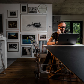 „Jednoduchá kuchyň, kolem sbírka fotek mých kolegů fotografů.“
„Jednoduchá kuchyň, kolem sbírka fotek mých kolegů fotografů.“