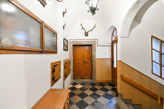 Reprezentativní nárožní budova má 3 nadzemní a 1 podzemní podlaží. V přízemí a v podzemí je v provozu dlouhodobě fungující restaurace, ve druhém a třetím patře jsou pak celkem 4 byty.

