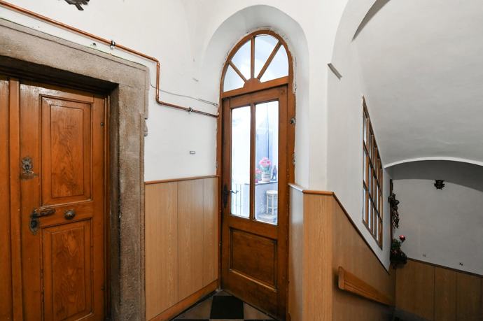 V pěším dosahu je Pražský hrad i Staré Město.

