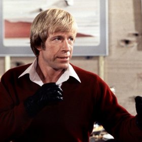 Chuck Norris ve filmu Oko za oko (1981), kde byl ještě hladce oholen.
