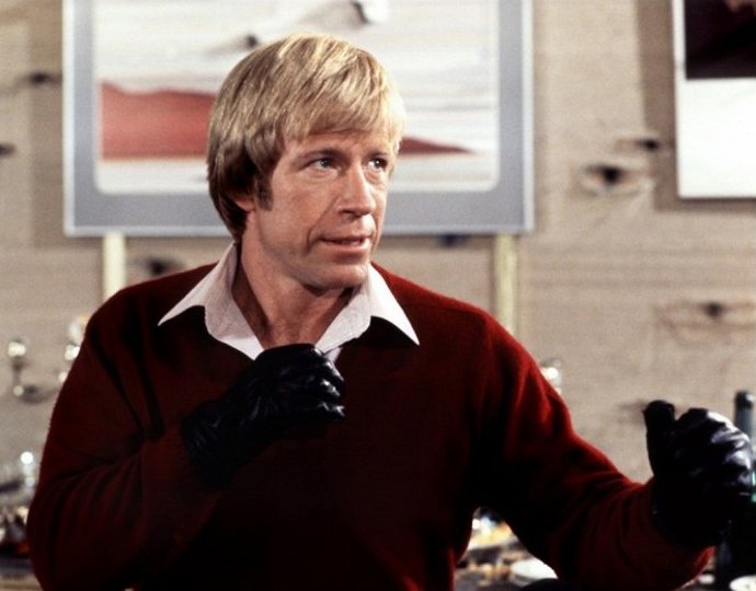 Chuck Norris ve filmu Oko za oko (1981), kde byl ještě hladce oholen.
