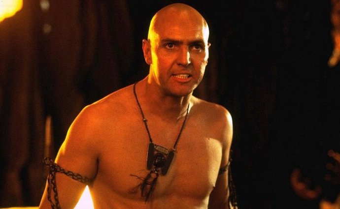 Arnold Vosloo jako představitel kněze Imothepa, jehož mumii se dobrodruhům podaří oživit. Na herce s jihoafrickými kořeny už následně větší filmová sláva nečekala. 
