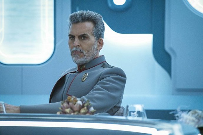 Oded Fehr jako admirál Charles Vance v seriálu Star Trek: Discovery z roku 2022. 
