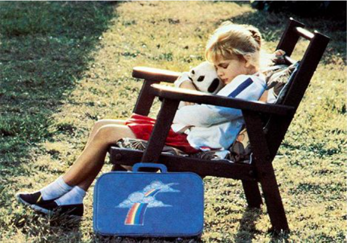 Opět malá Drew, a to v roce 1984 – ten rok hrála hned ve dvou filmech
Opět malá Drew, a to v roce 1984 – ten rok hrála hned ve dvou filmech