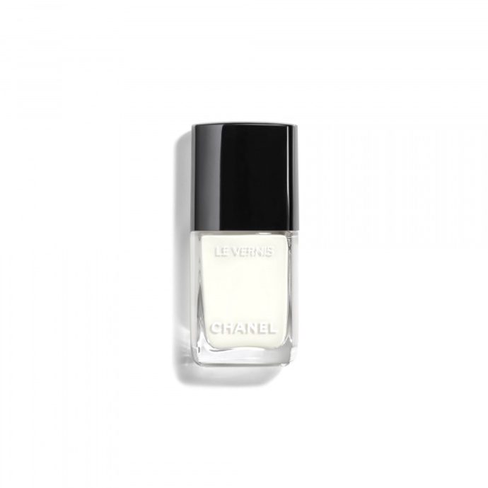 Pod perleťový lak naneste krémově bílý lak, Chanel, 940 Kč
Pod perleťový lak naneste krémově bílý lak, Chanel, 940 Kč