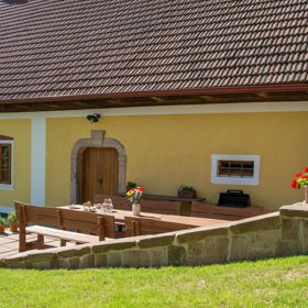 Häuslerův statek není jen místem k odpočinku, ale skutečným živým dědictvím minulosti. Díky citlivé rekonstrukci a péči majitelů se stal centrem klidu, pohody a neopakovatelných zážitků.
