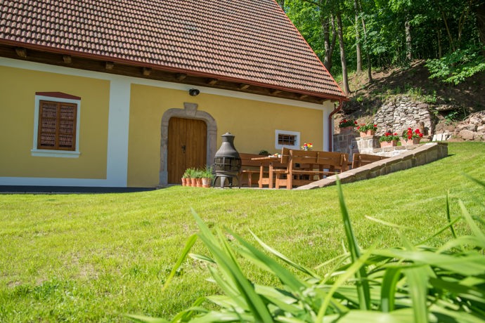 Häuslerův statek není jen místem k odpočinku, ale skutečným živým dědictvím minulosti. Díky citlivé rekonstrukci a péči majitelů se stal centrem klidu, pohody a neopakovatelných zážitků.
Häuslerův statek není jen místem k odpočinku, ale skutečným živým dědictvím minulosti. Díky citlivé rekonstrukci a péči majitelů se stal centrem klidu, pohody a neopakovatelných zážitků.