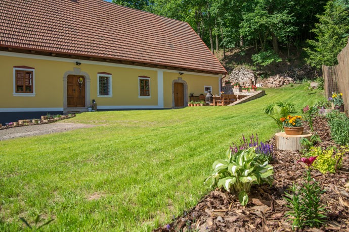 Häuslerův statek není jen místem k odpočinku, ale skutečným živým dědictvím minulosti. Díky citlivé rekonstrukci a péči majitelů se stal centrem klidu, pohody a neopakovatelných zážitků.
Häuslerův statek není jen místem k odpočinku, ale skutečným živým dědictvím minulosti. Díky citlivé rekonstrukci a péči majitelů se stal centrem klidu, pohody a neopakovatelných zážitků.