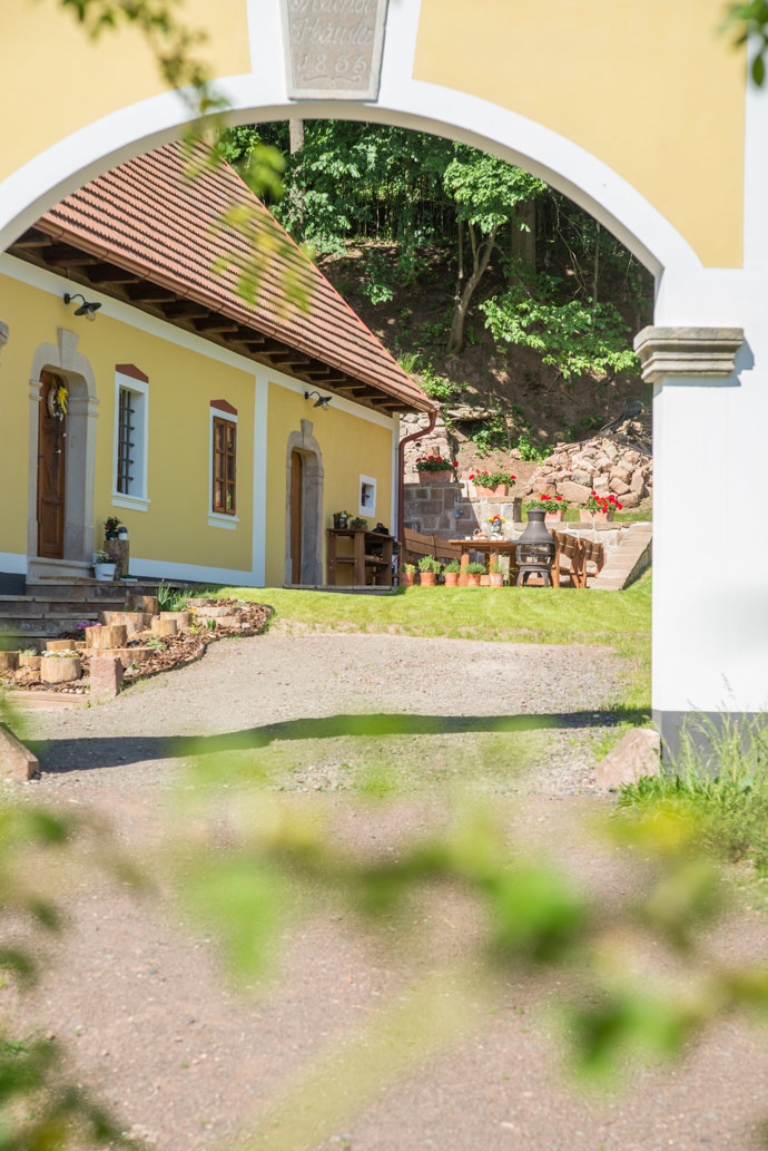 Häuslerův statek není jen místem k odpočinku, ale skutečným živým dědictvím minulosti. Díky citlivé rekonstrukci a péči majitelů se stal centrem klidu, pohody a neopakovatelných zážitků.
Häuslerův statek není jen místem k odpočinku, ale skutečným živým dědictvím minulosti. Díky citlivé rekonstrukci a péči majitelů se stal centrem klidu, pohody a neopakovatelných zážitků.