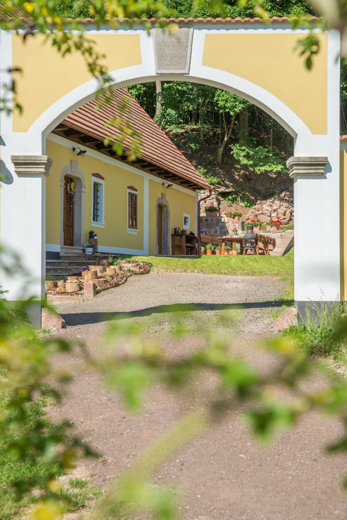 Häuslerův statek není jen místem k odpočinku, ale skutečným živým dědictvím minulosti. Díky citlivé rekonstrukci a péči majitelů se stal centrem klidu, pohody a neopakovatelných zážitků.
Häuslerův statek není jen místem k odpočinku, ale skutečným živým dědictvím minulosti. Díky citlivé rekonstrukci a péči majitelů se stal centrem klidu, pohody a neopakovatelných zážitků.