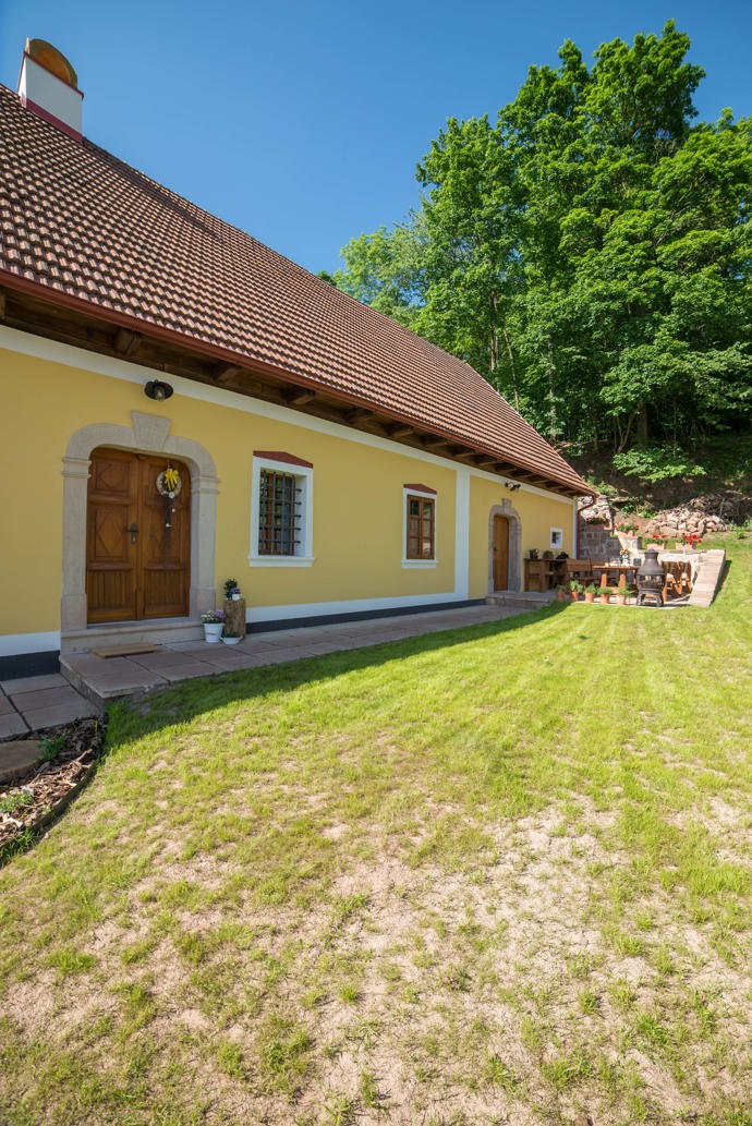 Häuslerův statek není jen místem k odpočinku, ale skutečným živým dědictvím minulosti. Díky citlivé rekonstrukci a péči majitelů se stal centrem klidu, pohody a neopakovatelných zážitků.
Häuslerův statek není jen místem k odpočinku, ale skutečným živým dědictvím minulosti. Díky citlivé rekonstrukci a péči majitelů se stal centrem klidu, pohody a neopakovatelných zážitků.