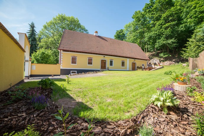 Häuslerův statek není jen místem k odpočinku, ale skutečným živým dědictvím minulosti. Díky citlivé rekonstrukci a péči majitelů se stal centrem klidu, pohody a neopakovatelných zážitků.
Häuslerův statek není jen místem k odpočinku, ale skutečným živým dědictvím minulosti. Díky citlivé rekonstrukci a péči majitelů se stal centrem klidu, pohody a neopakovatelných zážitků.