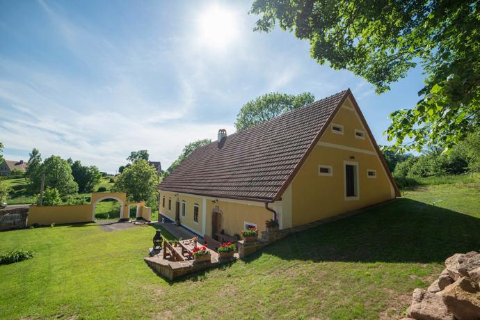 Häuslerův statek není jen místem k odpočinku, ale skutečným živým dědictvím minulosti. Díky citlivé rekonstrukci a péči majitelů se stal centrem klidu, pohody a neopakovatelných zážitků.
Häuslerův statek není jen místem k odpočinku, ale skutečným živým dědictvím minulosti. Díky citlivé rekonstrukci a péči majitelů se stal centrem klidu, pohody a neopakovatelných zážitků.