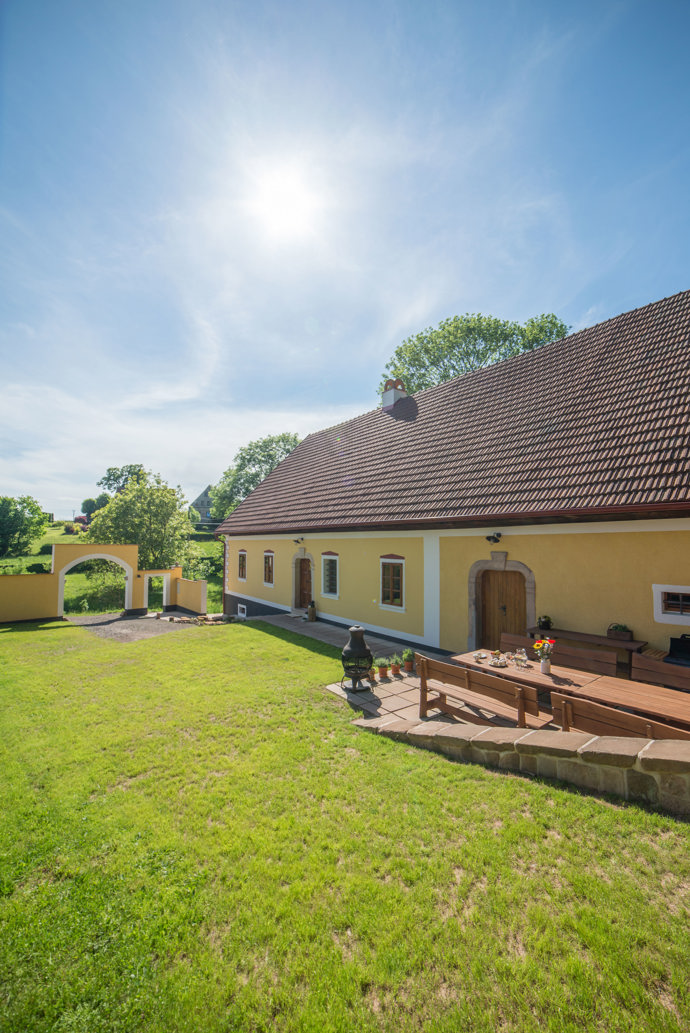 Häuslerův statek není jen místem k odpočinku, ale skutečným živým dědictvím minulosti. Díky citlivé rekonstrukci a péči majitelů se stal centrem klidu, pohody a neopakovatelných zážitků.
Häuslerův statek není jen místem k odpočinku, ale skutečným živým dědictvím minulosti. Díky citlivé rekonstrukci a péči majitelů se stal centrem klidu, pohody a neopakovatelných zážitků.