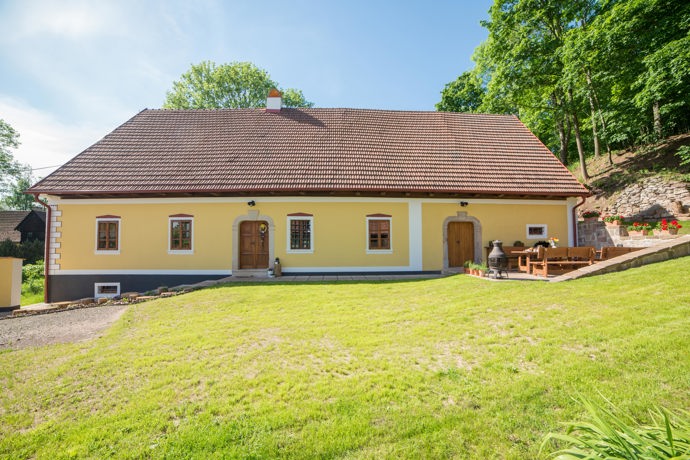 Häuslerův statek není jen místem k odpočinku, ale skutečným živým dědictvím minulosti. Díky citlivé rekonstrukci a péči majitelů se stal centrem klidu, pohody a neopakovatelných zážitků.
Häuslerův statek není jen místem k odpočinku, ale skutečným živým dědictvím minulosti. Díky citlivé rekonstrukci a péči majitelů se stal centrem klidu, pohody a neopakovatelných zážitků.