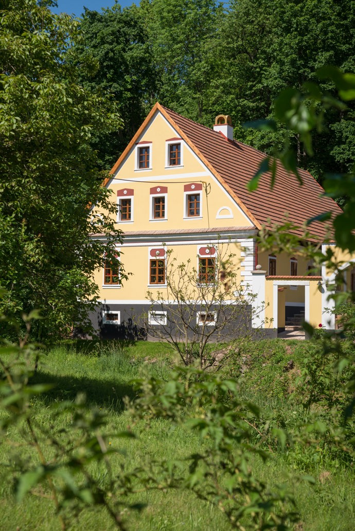 Häuslerův statek není jen místem k odpočinku, ale skutečným živým dědictvím minulosti. Díky citlivé rekonstrukci a péči majitelů se stal centrem klidu, pohody a neopakovatelných zážitků.
Häuslerův statek není jen místem k odpočinku, ale skutečným živým dědictvím minulosti. Díky citlivé rekonstrukci a péči majitelů se stal centrem klidu, pohody a neopakovatelných zážitků.