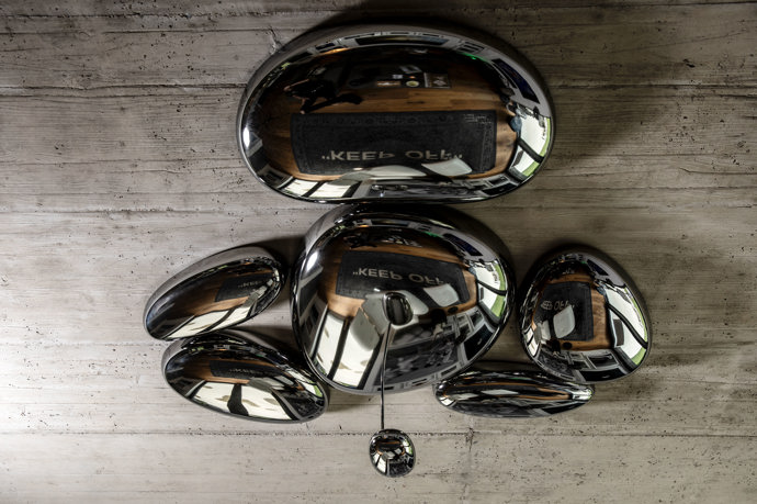 „Asi druhá „nejdražší“ věc na Vyžlovce – lustr Skydro od designéra Rose Lovegrova, Artemide. Moc nesvítí, ale je hezkej a krásně se v něm odráží koberec.“
