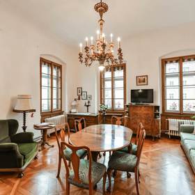 Budova je vhodná k renovaci, dva byty jsou po rekonstrukci, restaurace byla zrekonstruována před osmi lety.
