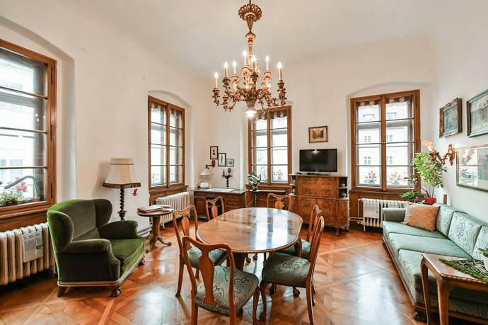 Budova je vhodná k renovaci, dva byty jsou po rekonstrukci, restaurace byla zrekonstruována před osmi lety.
