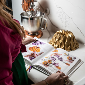 „Stolní mixér KitchenAid, zlatá bábovková forma Nordic Ware a rodinný recept na tvarohovou bábovku z mé Rychlé kuchařky – ideální kombinace.“

