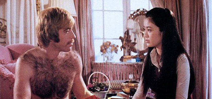 Chuck Norris se Sylvií Chang ve filmu Masakr v San Franciscu (1974).
