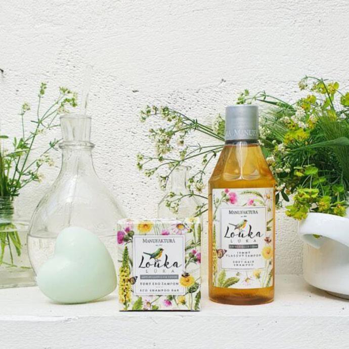 Šetrná očista, detoxikace, revitalizace a ochrana vlasů s nádhernou vůní rozkvetlé louky. Bohatě pěnící šampon s extra jemnou SLES-FREE recepturou smyje z vašich vlasů nečistoty z ovzduší, poskytne jim ochranný štít z přírody a dodá jim výživu, vláhu a lesk. 269 Kč
