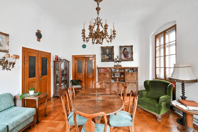 Budova je vhodná k renovaci, dva byty jsou po rekonstrukci, restaurace byla zrekonstruována před osmi lety.
