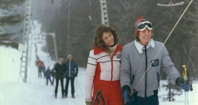 Herec Pavel Marek během natáčení čekal miminko se svojí životní láskou a tak celá romance s Marikou byla opravdu pouze záležitostí scénáře.
Herec Pavel Marek během natáčení čekal miminko se svojí životní láskou a tak celá romance s Marikou byla opravdu pouze záležitostí scénáře.